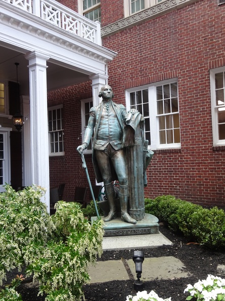Sheraton Commander - George Washington statue